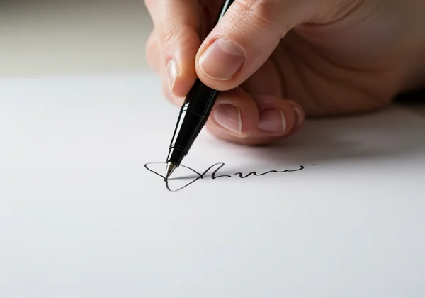 在纸上写一个优雅的草书签名。